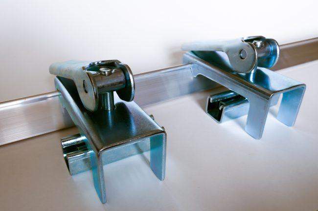 Système de clamage pour bavettes en caoutchouc