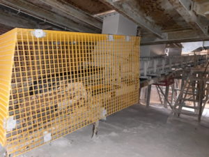 Conveyor system with Proload and safety cage